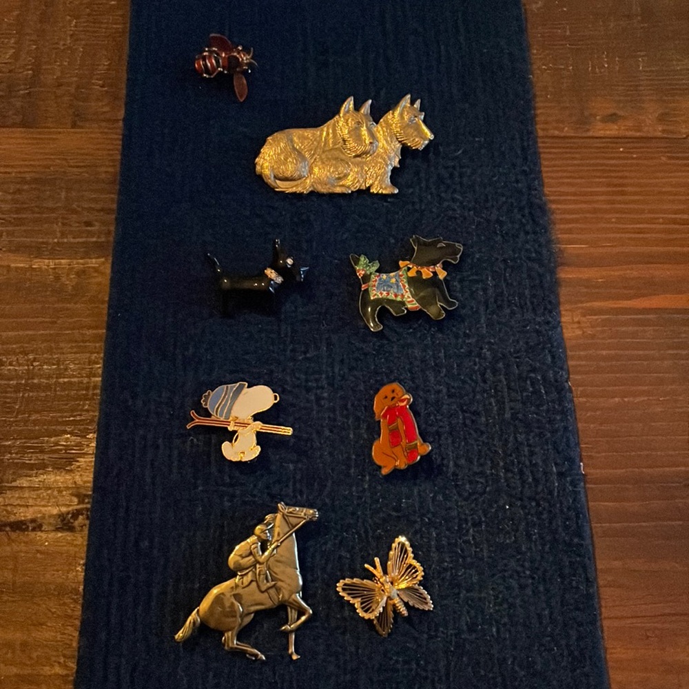 Lot of women’s brooches 8 total
